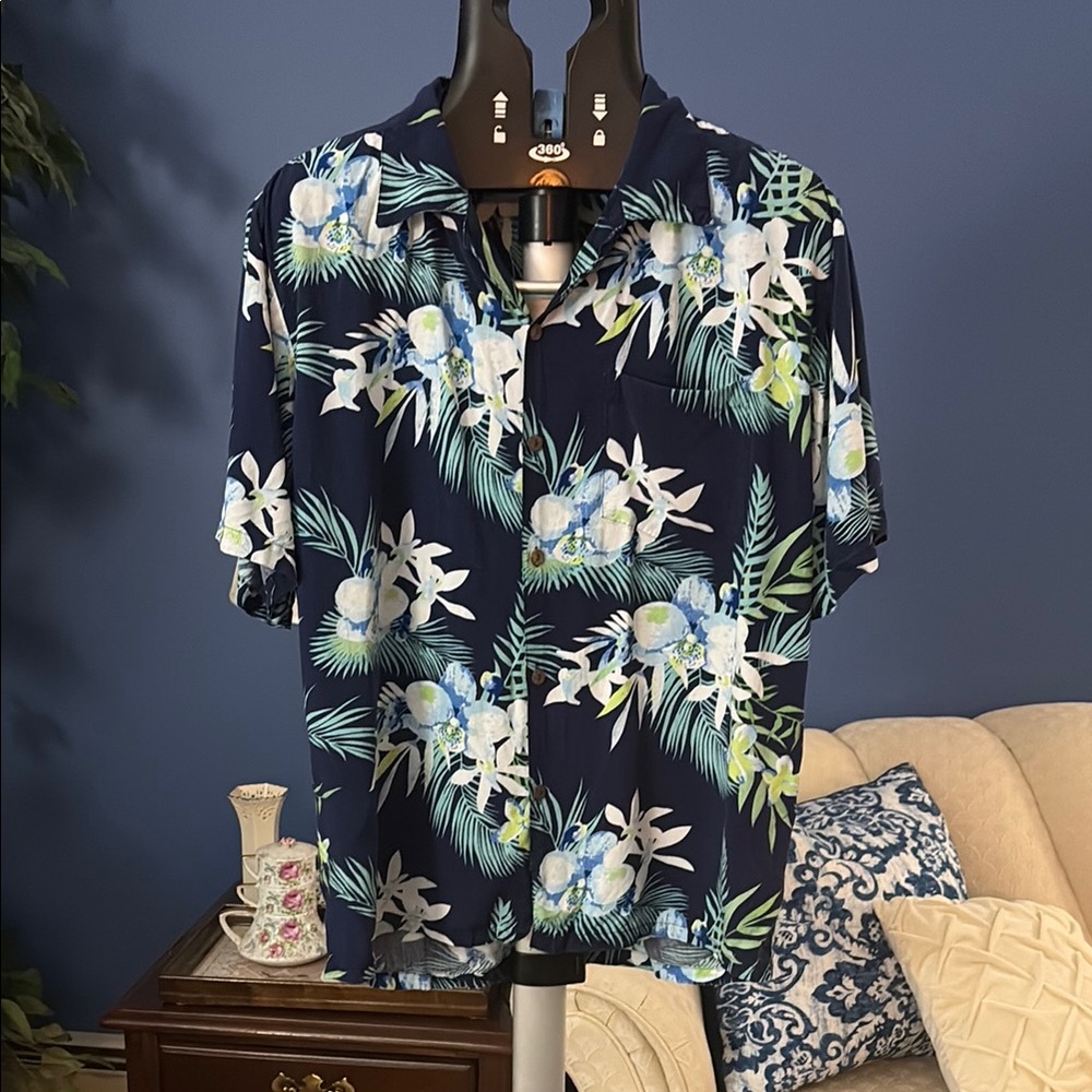 ❤️🤍💙 Blue and White Casual Floral Button Down Shirt